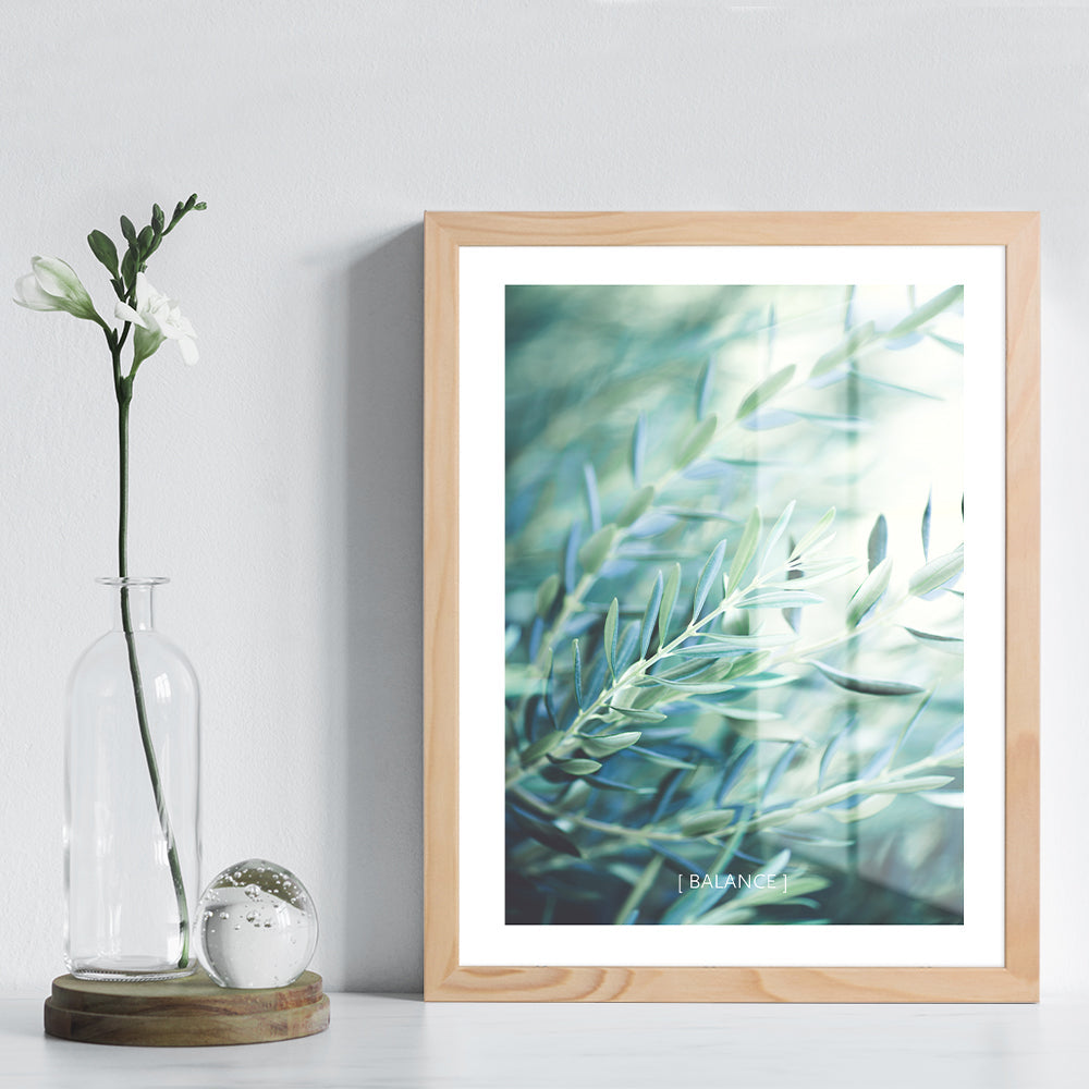 Massivholz Bilderrahmen in Fichte Natur, mit Kunstwerk gerahmt, elegantes und zeitloses Design für Wohnräume.