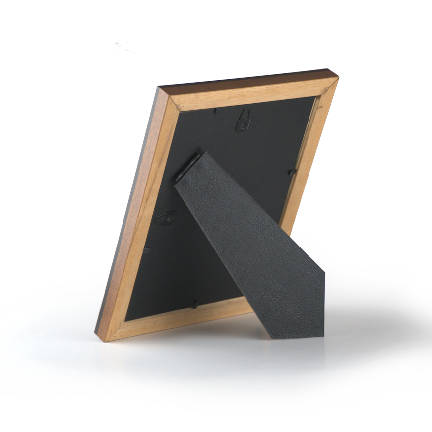 Rückseite eines naturfarbenen Holzrahmens mit stabilem Aufsteller – ideal für Tischaufstellung und Fotopräsentation.
