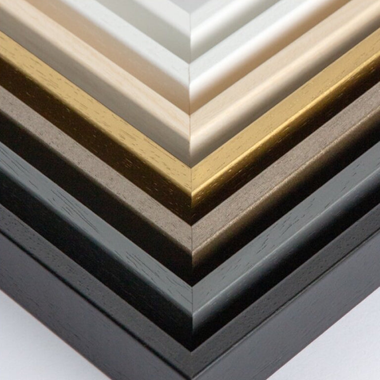 Hochwertige Bilderrahmen in verschiedenen Farben wie Gold, Silber, Schwarz und Naturholz, gestapelt im Detail. Perfekt zur Auswahl des passenden Rahmens für jedes Kunstwerk oder Foto.