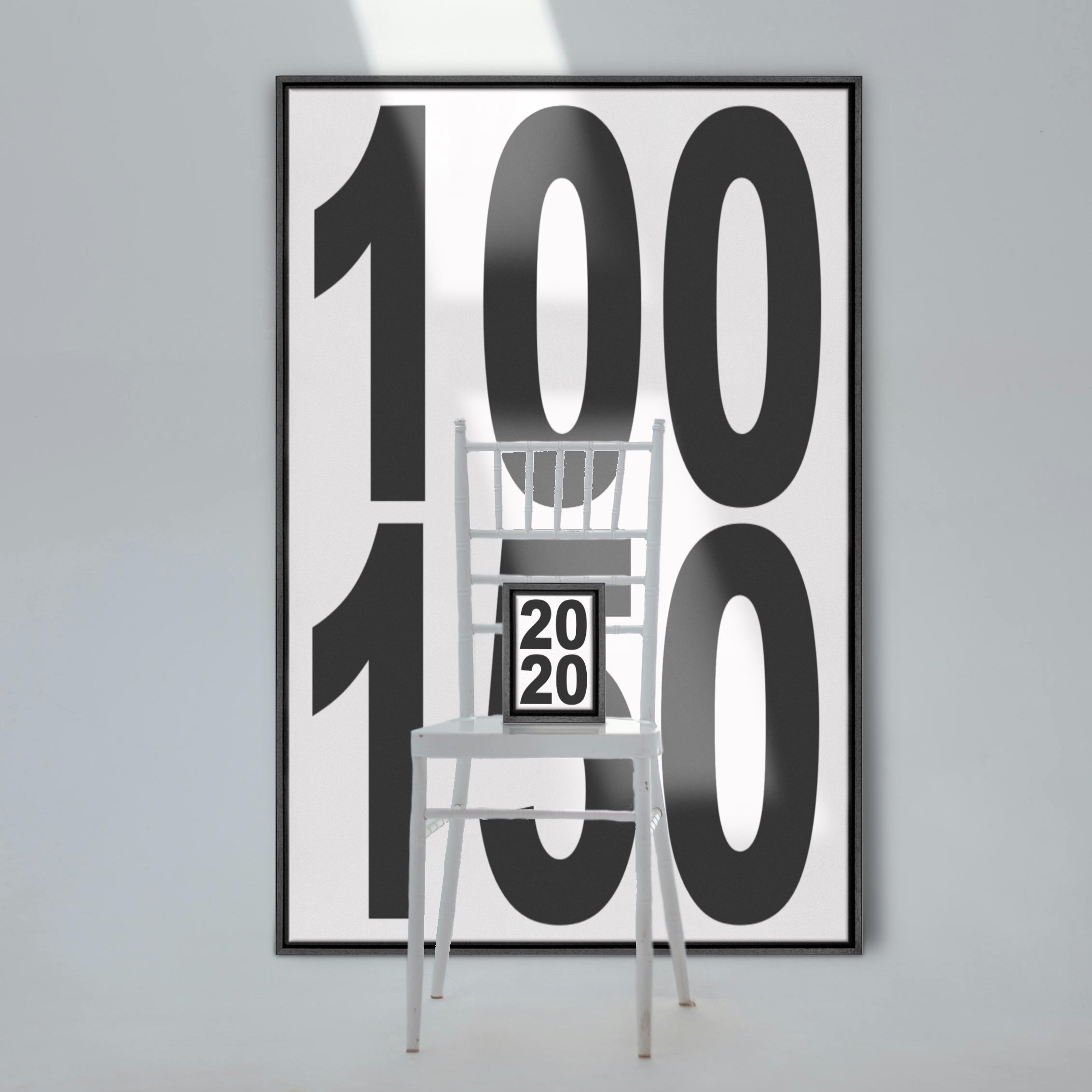 Der Keilrahmen in dem kleinsten und größten verfügbaren Format stehen neben einem weißen Stuhl