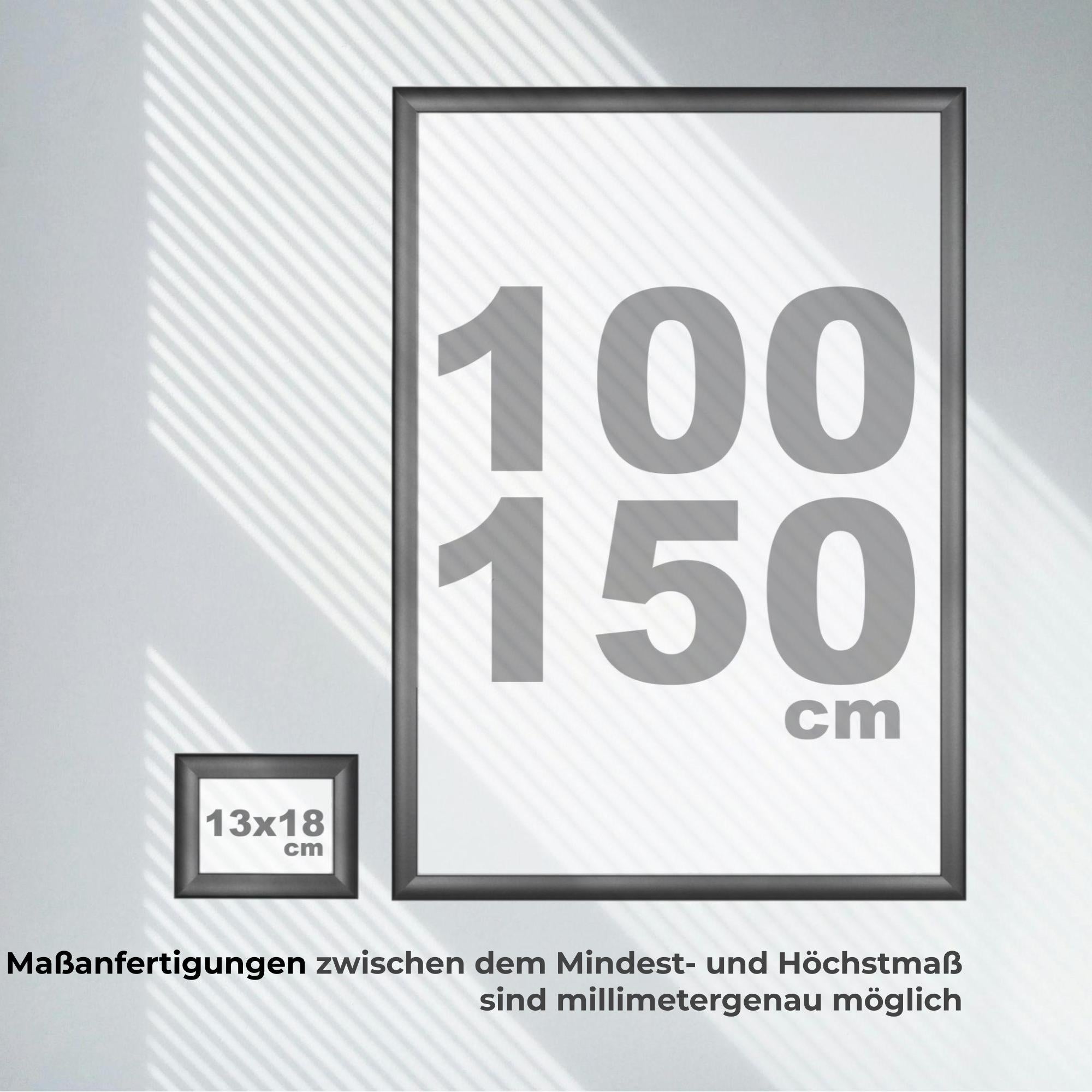 Der Bilderrahmen hängt in einem modern eingerichteten Raum und zeigt das kleinste und größte Format