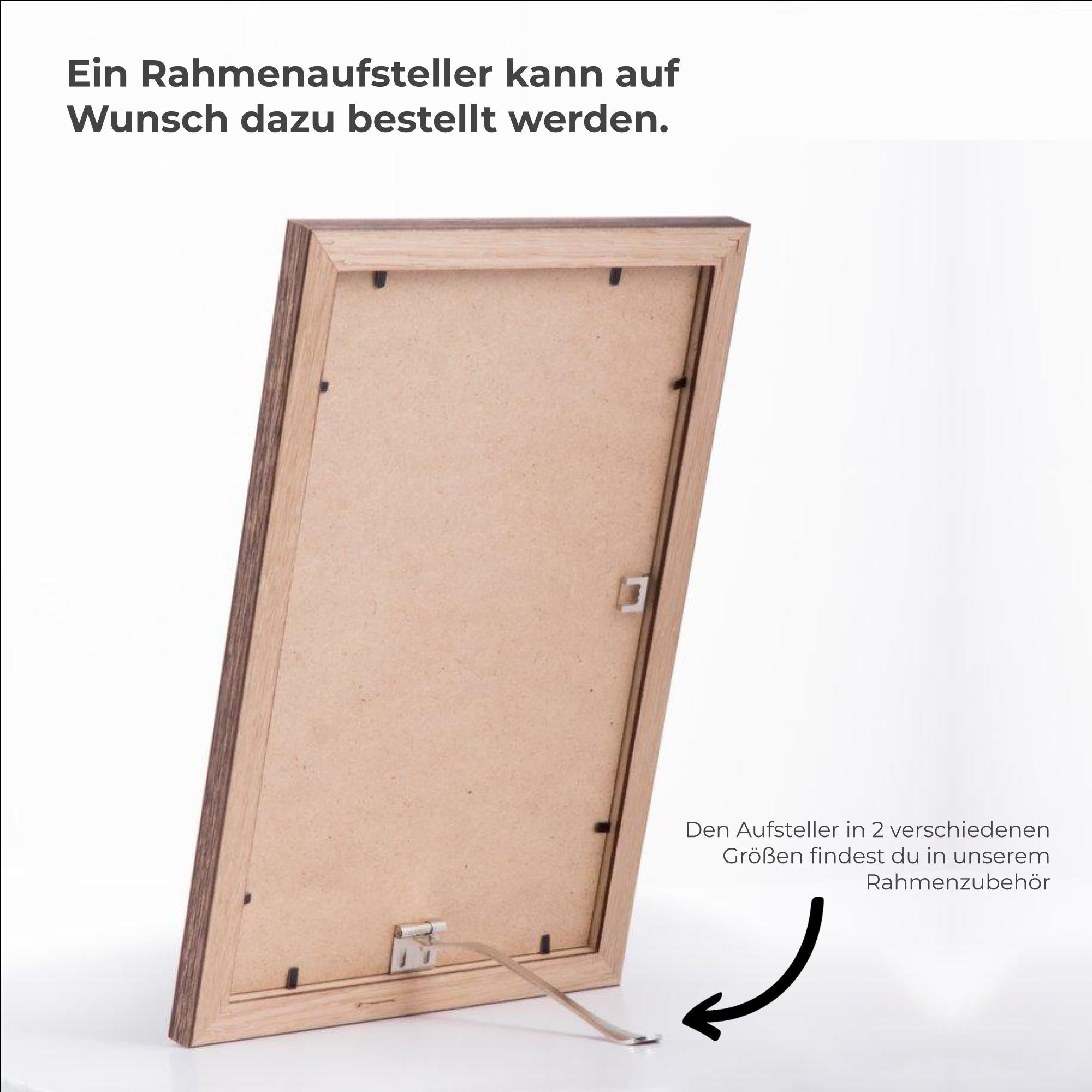 Ein Rahmenaufsteller kann auf Wunsch dazu bestellt werden. Der Aufsteller ist in zwei verschiedenen Größen verfügbar und er wird von hinten an den Rahmen angehängt.