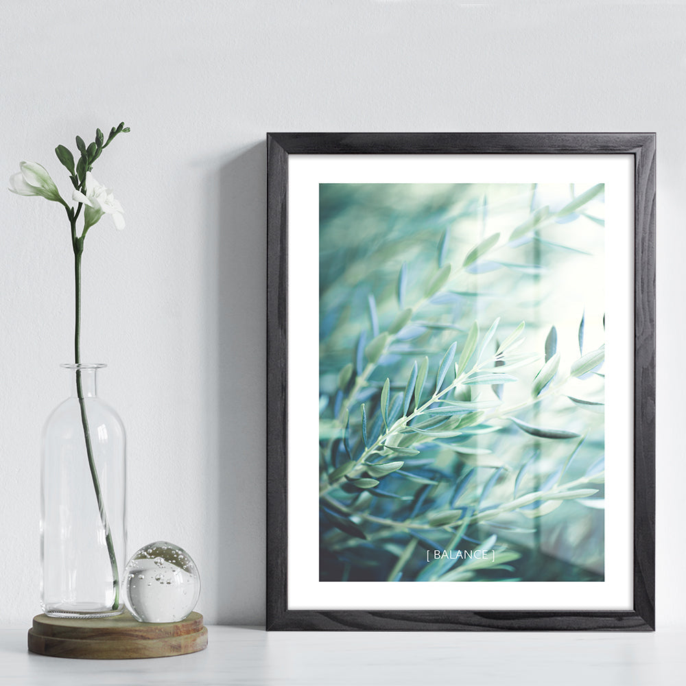 Massivholz Bilderrahmen in Fichte Schwarz matt, mit Kunstwerk gerahmt, elegantes und zeitloses Design für Wohnräume.