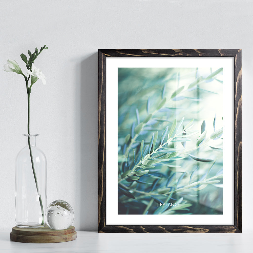 Massivholz Bilderrahmen in Fichte Schwarz gebürstet, mit Kunstwerk gerahmt, elegantes und zeitloses Design für Wohnräume.