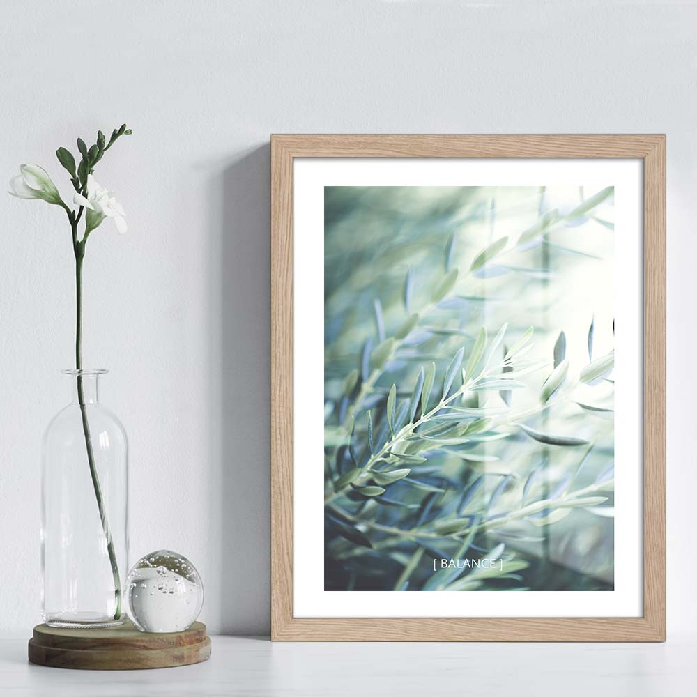 Massivholz Bilderrahmen in Eiche Sonoma, mit Kunstwerk gerahmt, elegantes und zeitloses Design für Wohnräume.