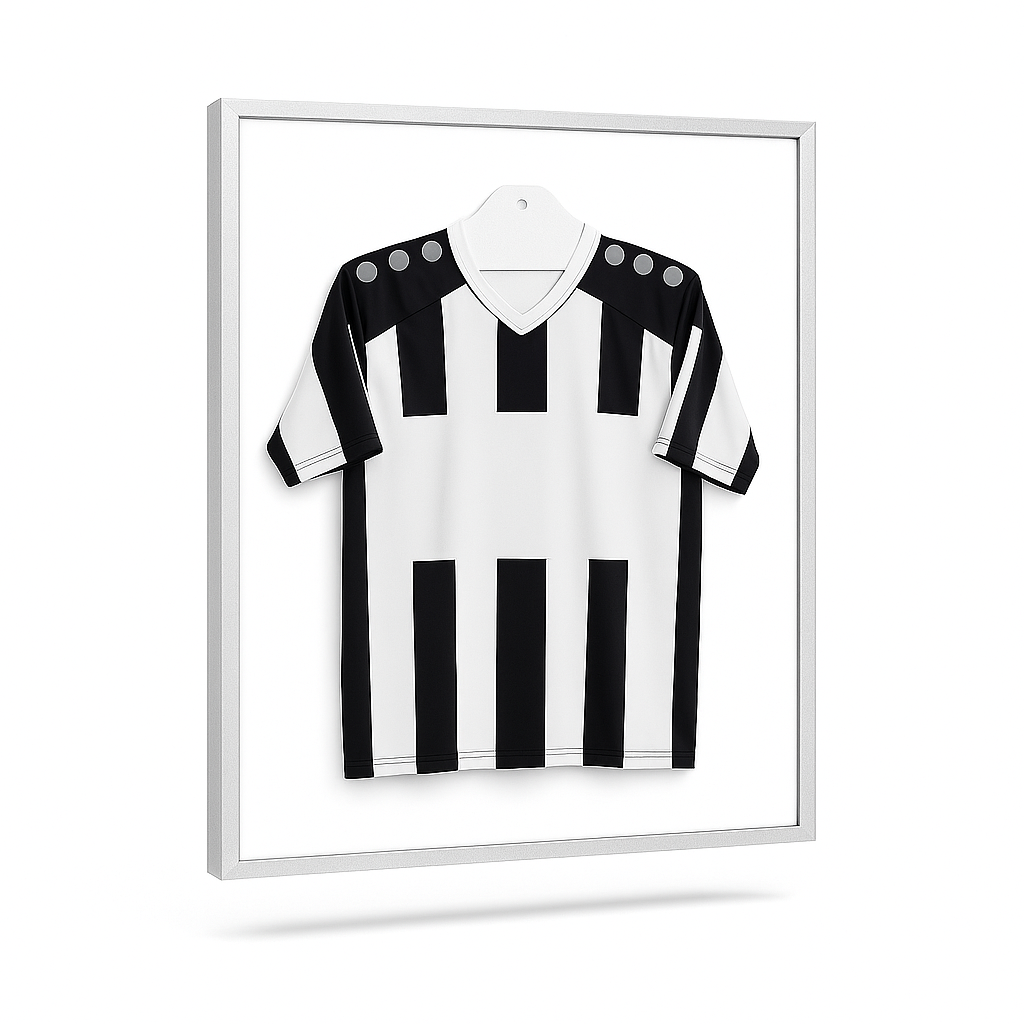 Mattsilbener Bilderrahmen mit eingerahmtem schwarz-weißem Trikot in moderner Präsentation