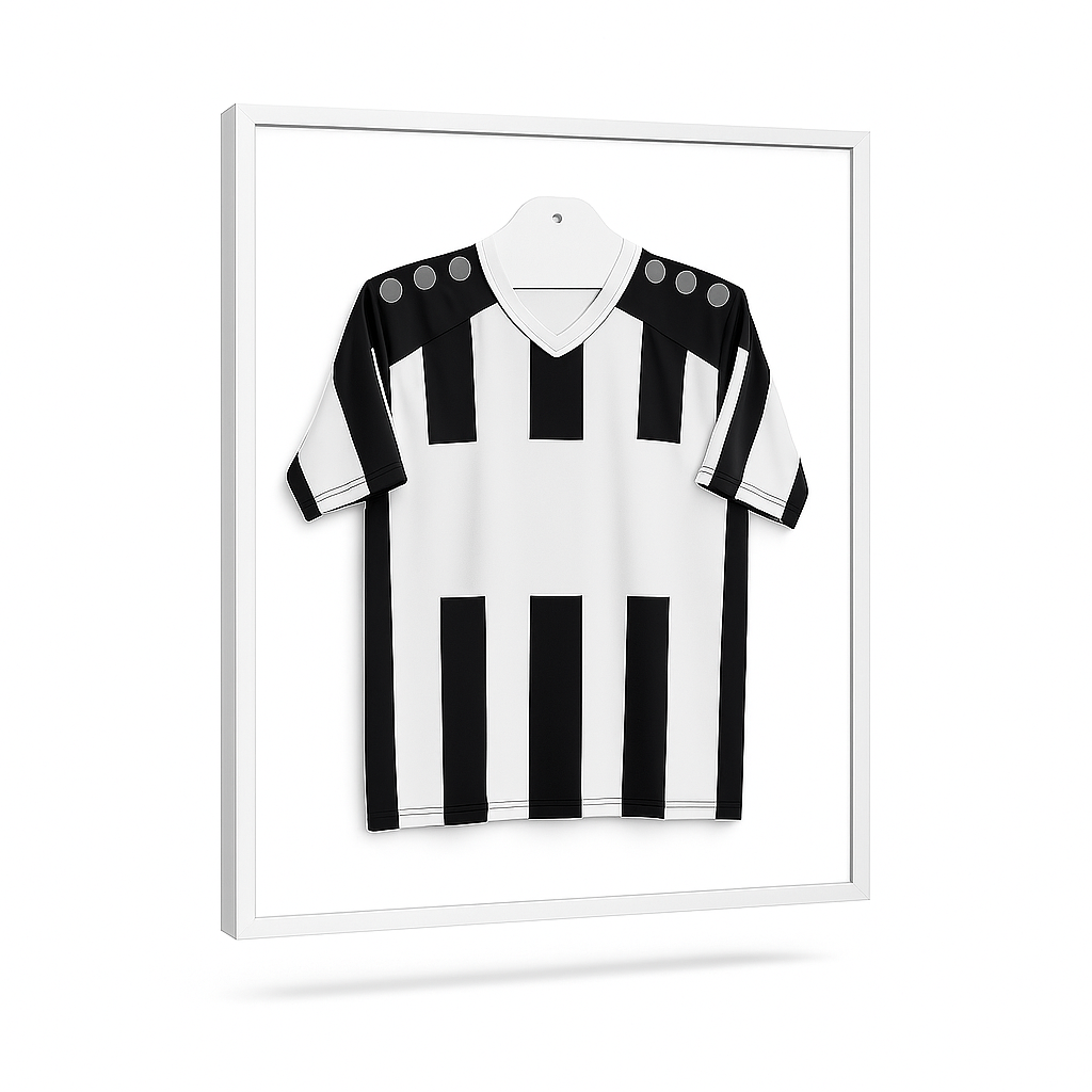 Weißer Bilderrahmen mit eingerahmtem schwarz-weißem Trikot in moderner Präsentation