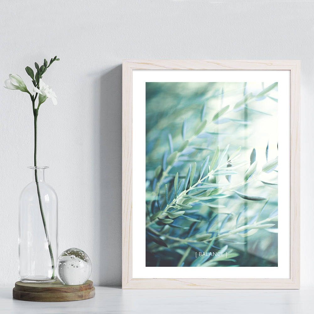 Massivholz Bilderrahmen in Fichte weiß gebürstet, mit Kunstwerk gerahmt, elegantes und zeitloses Design für Wohnräume.