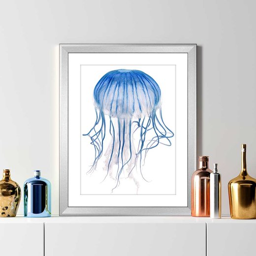 Bilderrahmen in geschliffener Aluminium Optik mit einem Kunstdruck einer blauen Qualle auf einer weißen Komode mit modernen Vasen