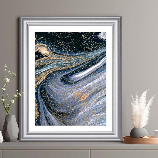 Ein Barockrahmen in Alu geschliffen gerahmt mit einem dunklen Kunstwerk auf einer modernen Kommode