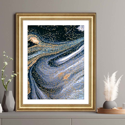 Ein Barockrahmen in Blattgold gerahmt mit einem dunklen Kunstwerk auf einer modernen Kommode