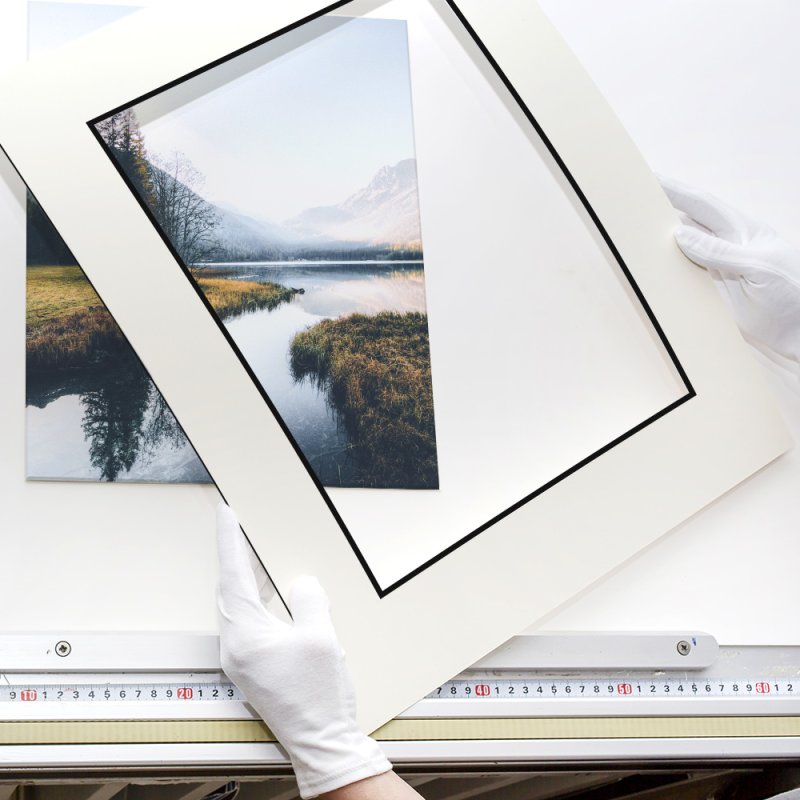 Ein Bild wird mit dem Passepartout gerahmt