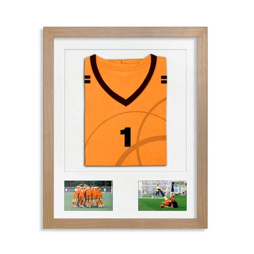 Ein Trikotrahmen in Eiche Natur mit einem gerahmten Trikot und zwei Sport Fotos hinter einem Passepartout