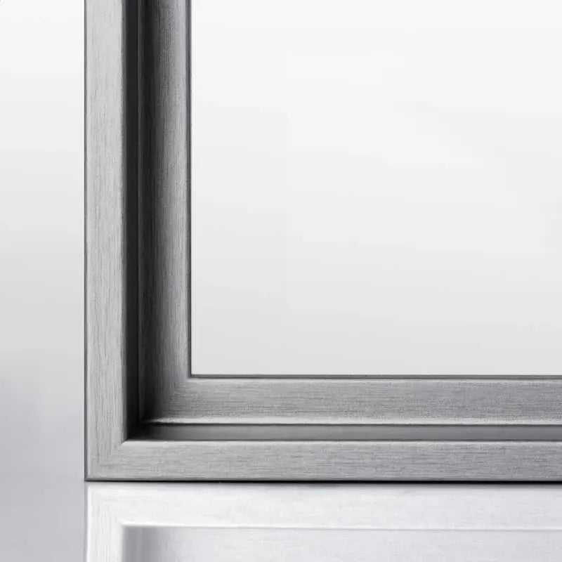 Nahaufnahme eines Edelstahl Dekor Bilderrahmen-Profils mit edler Matt-Optik und präziser Gehrung.