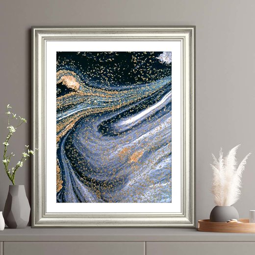 Ein Barockrahmen in Silber gerahmt mit einem dunklen Kunstwerk auf einer modernen Kommode