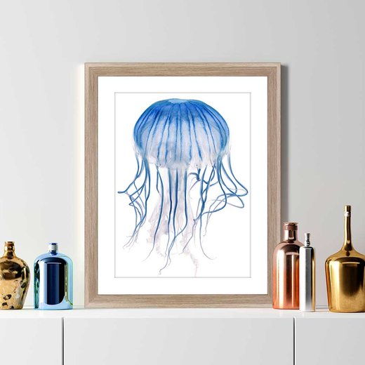 Bilderrahmen im Farbton Sonoma Eiche mit einem Kunstdruck einer blauen Qualle auf einer weißen Komode mit modernen Vasen