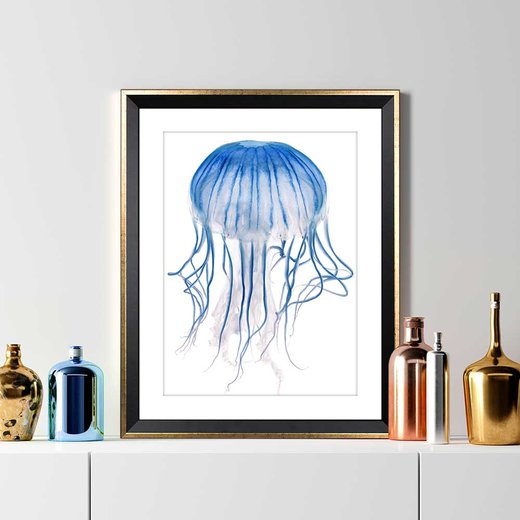 Bilderrahmen im Farbton Schwarz Goldglanz mit einem Kunstdruck einer blauen Qualle auf einer weißen Komode mit modernen Vasen