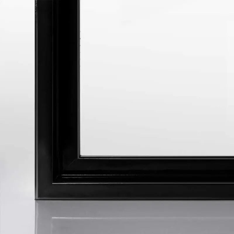 Nahaufnahme eines Schwarz Hochglanz Dekor Bilderrahmen-Profils mit edler Matt-Optik und präziser Gehrung.