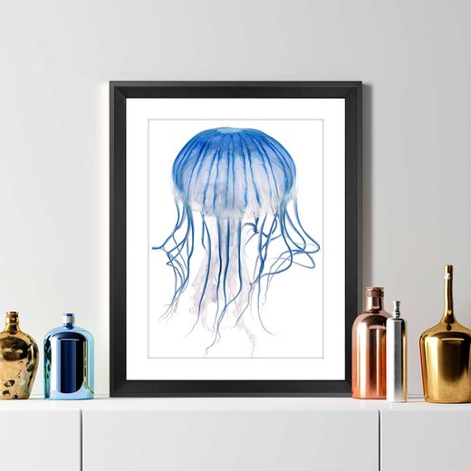 Bilderrahmen im Farbton Schwarz matt mit einem Kunstdruck einer blauen Qualle auf einer weißen Komode mit modernen Vasen