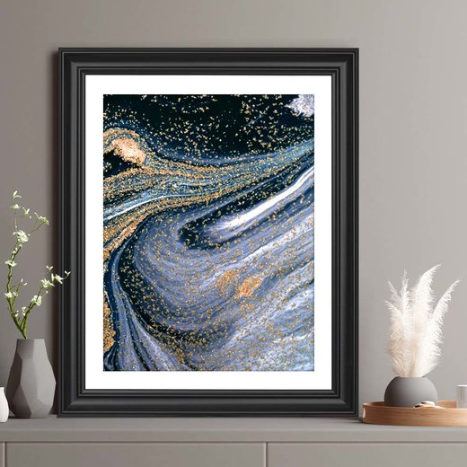 Ein Barockrahmen in Schwarz matt gerahmt mit einem dunklen Kunstwerk auf einer modernen Kommode