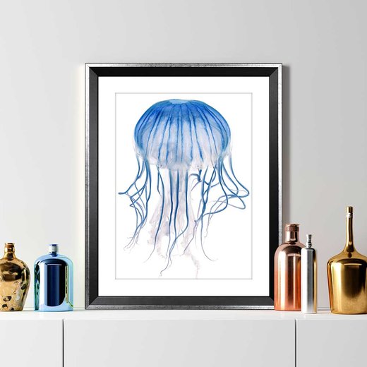 Bilderrahmen im Farbton Schwarz Silberglanz mit einem Kunstdruck einer blauen Qualle auf einer weißen Komode mit modernen Vasen
