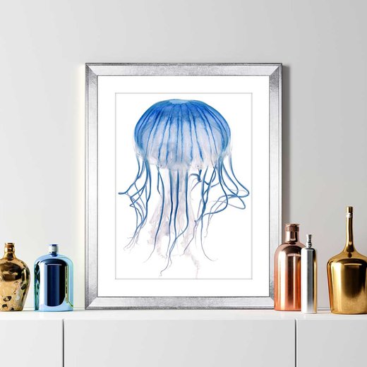 Bilderrahmen im Farbton Silberglanz Vintage mit einem Kunstdruck einer blauen Qualle auf einer weißen Komode mit modernen Vasen