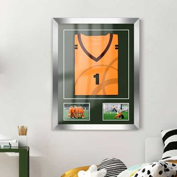 Ein Trikotrahmen in Silber mit gerahmten Trikot und zwei Sport Fotos in einem modernen Kinder oder Jugendzimmer