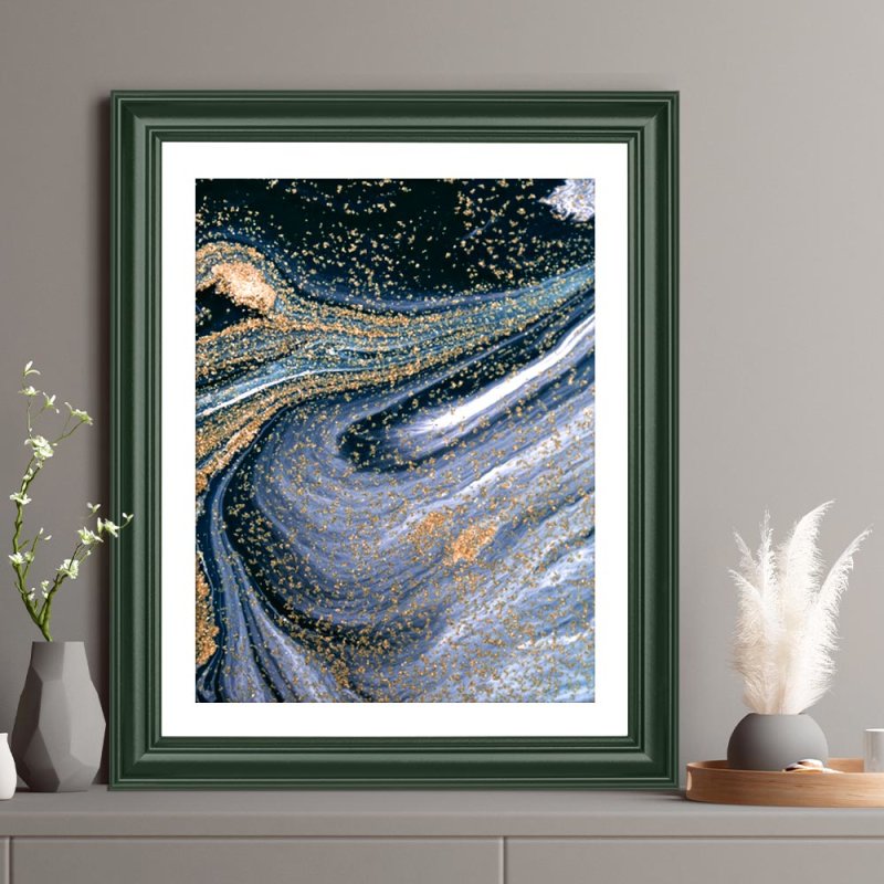 Ein Barockrahmen in Tannengrün gerahmt mit einem dunklen Kunstwerk auf einer modernen Kommode