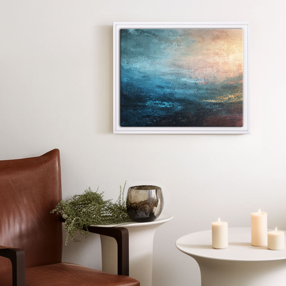 Abstrakte Wandkunst im weißen Schattenfugenrahmen über Design-Möbeln.