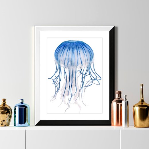 Bilderrahmen im Farbton Schwarz Weiß mit einem Kunstdruck einer blauen Qualle auf einer weißen Komode mit modernen Vasen