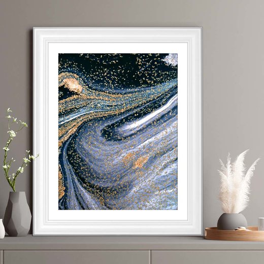 Ein Barockrahmen in Weiß matt gerahmt mit einem dunklen Kunstwerk auf einer modernen Kommode