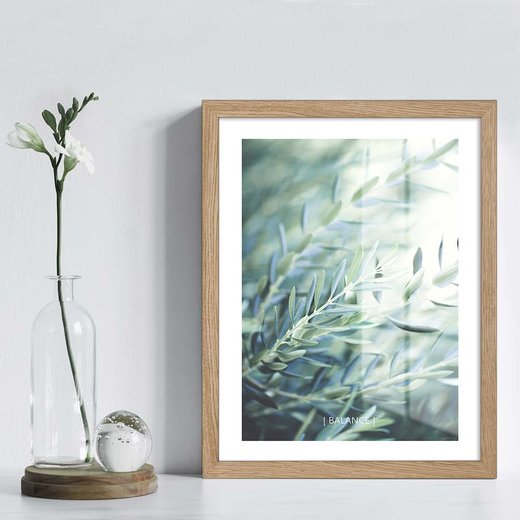 Massivholz Bilderrahmen Clara in Eiche Natur, mit Kunstwerk gerahmt, elegantes und zeitloses Design für Wohnräume.