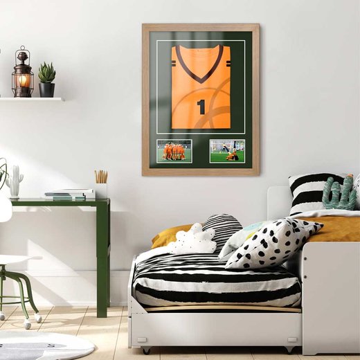 Ein Trikotrahmen in Eiche Natur mit gerahmten Trikot und zwei Sport Fotos in einem modernen Kinder oder Jugendzimmer