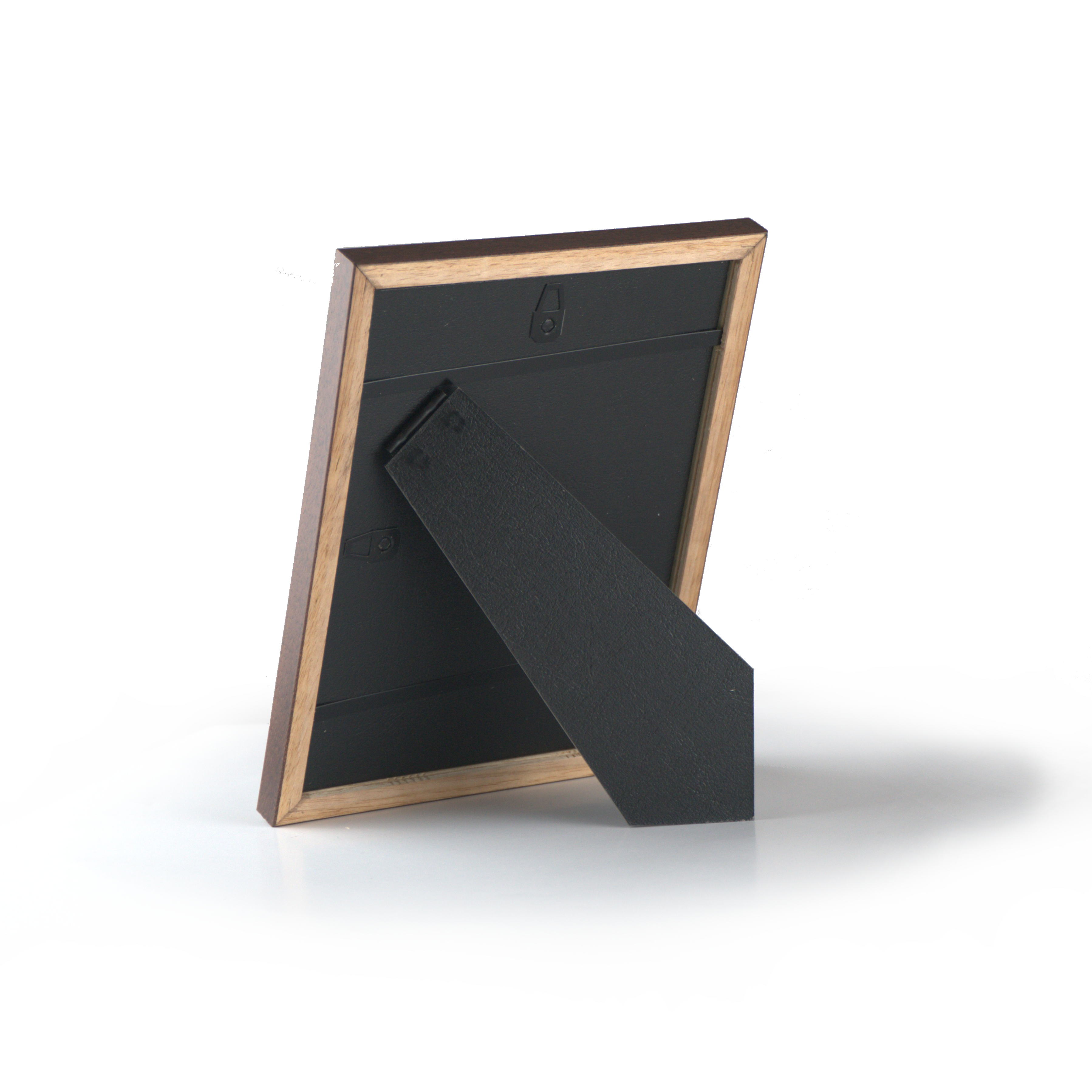 Brauner Holzrahmen im Studio, leicht schräg von vorne – moderner Aufsteller für Fotos und Prints