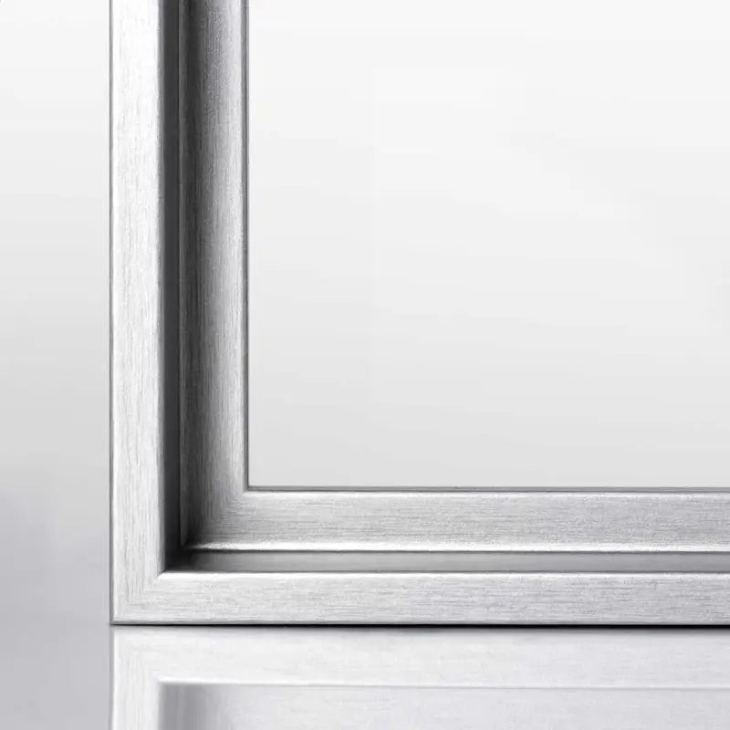 Nahaufnahme eines Alu geschliffen Dekor Bilderrahmen-Profils mit edler Matt-Optik und präziser Gehrung.