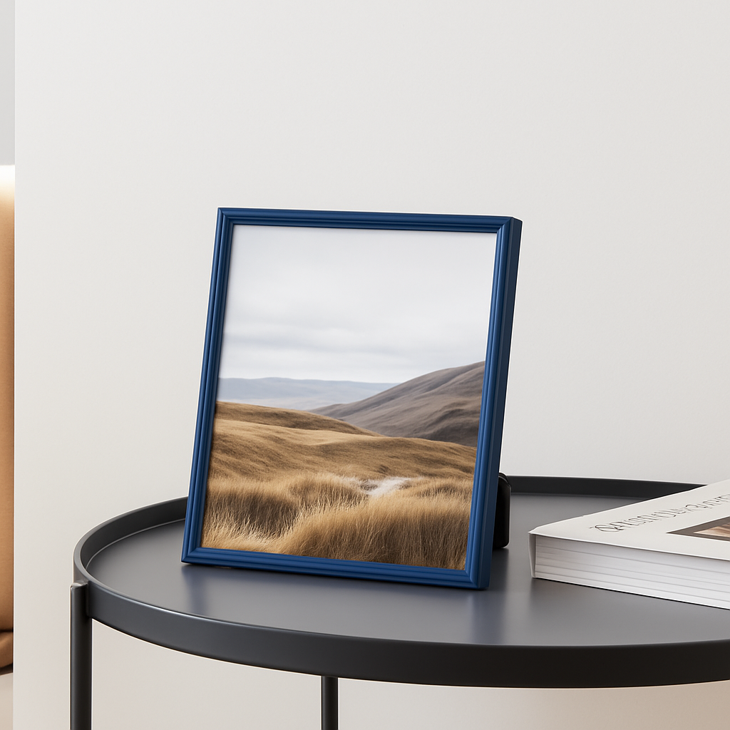 Eleganter Bilderrahmen in blau auf Beistelltisch, modern präsentiert mit Landschaftsfoto für stilvolle Wohnraumdekoration.