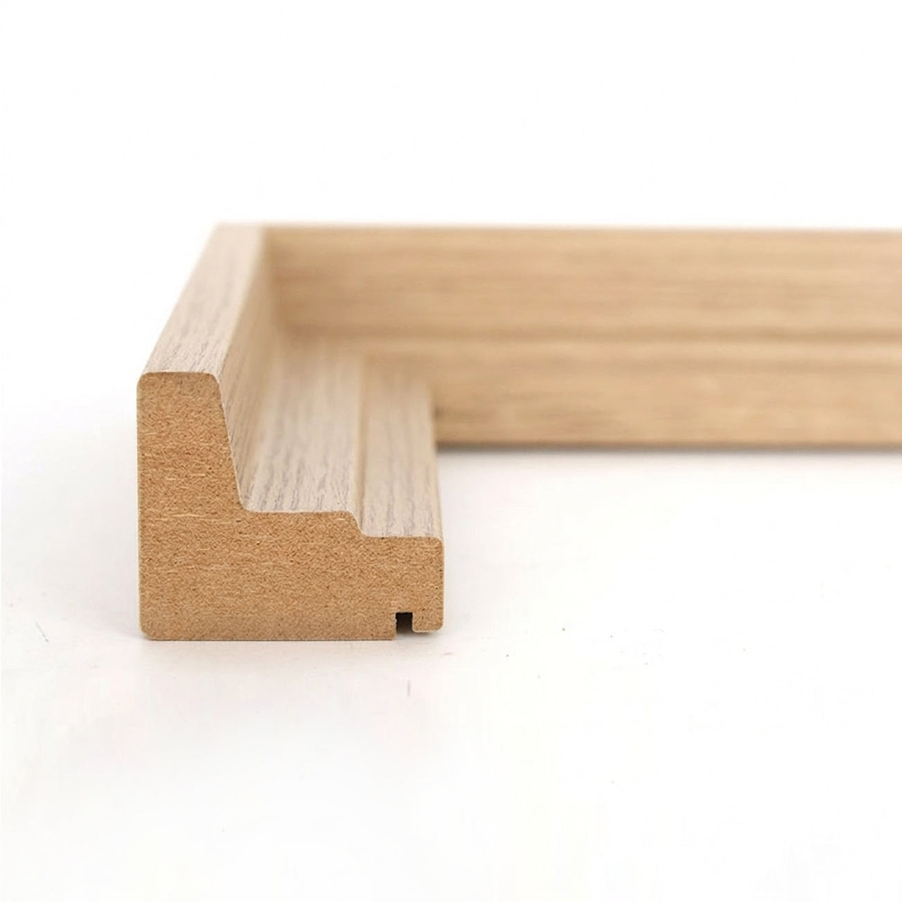 Profil-Querschnitt einer eichefarbenen Schattenfugenrahmen-Leiste aus MDF für Leinwandbilder.