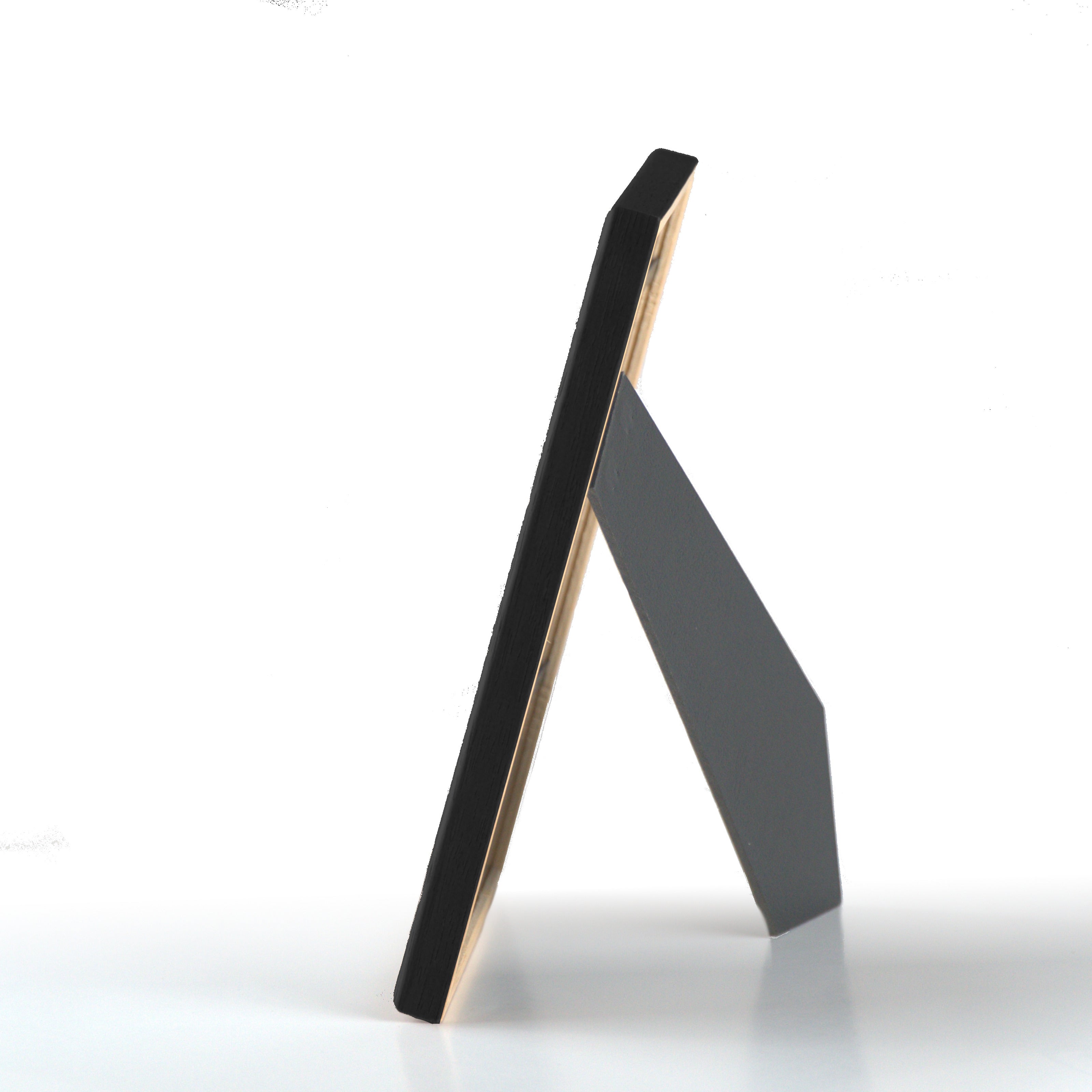 Schwarzer Holzrahmen mit Glas von der Seite mit Standfuß – hochwertiger Design Bilderrahmen in modernem Stil für kreative Wohnräume