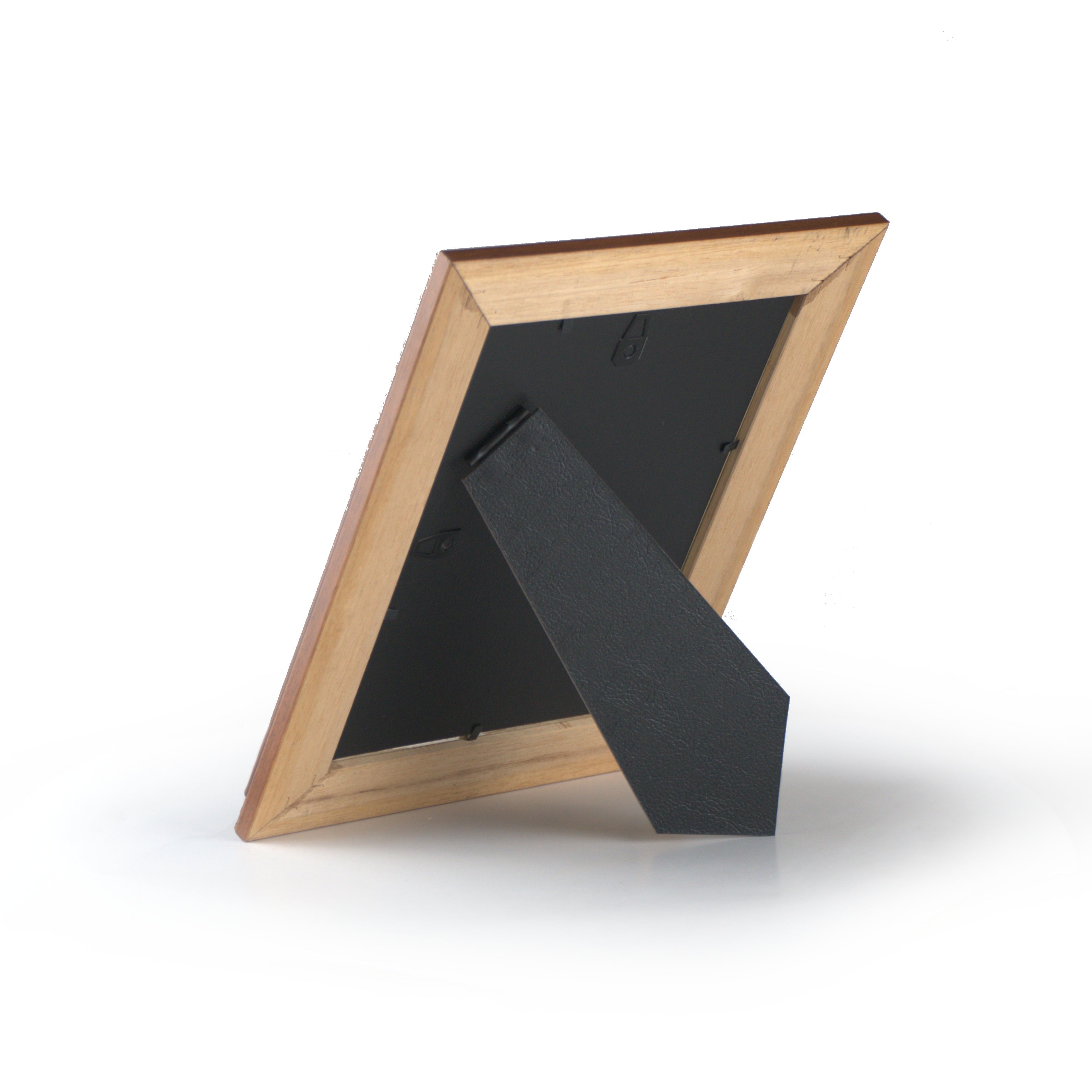 Rückseite eines braunen Holz-Bilderrahmens mit schwarzer Rückwand und Standfuß, freistehend auf weißem Hintergrund.