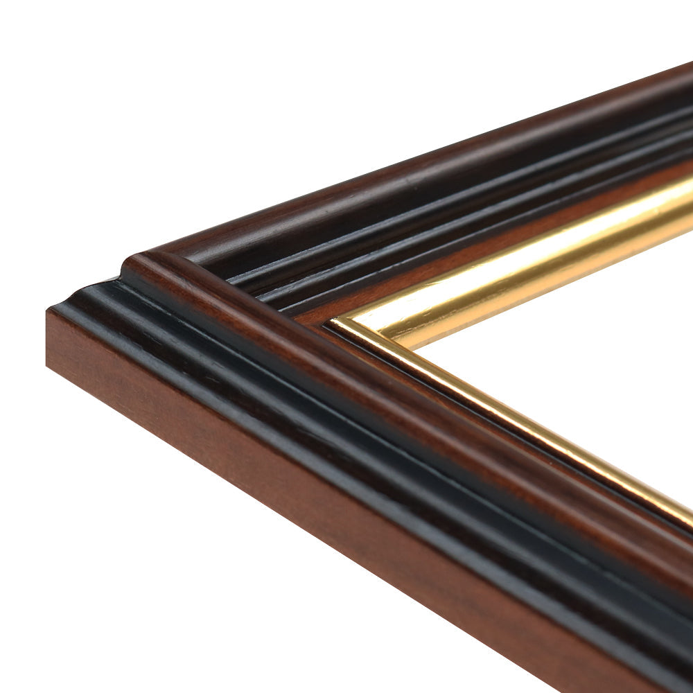 Detailaufnahme eines braun-schwarzen Holzrahmens mit goldener Innenleiste und fein ausgearbeitetem Profil