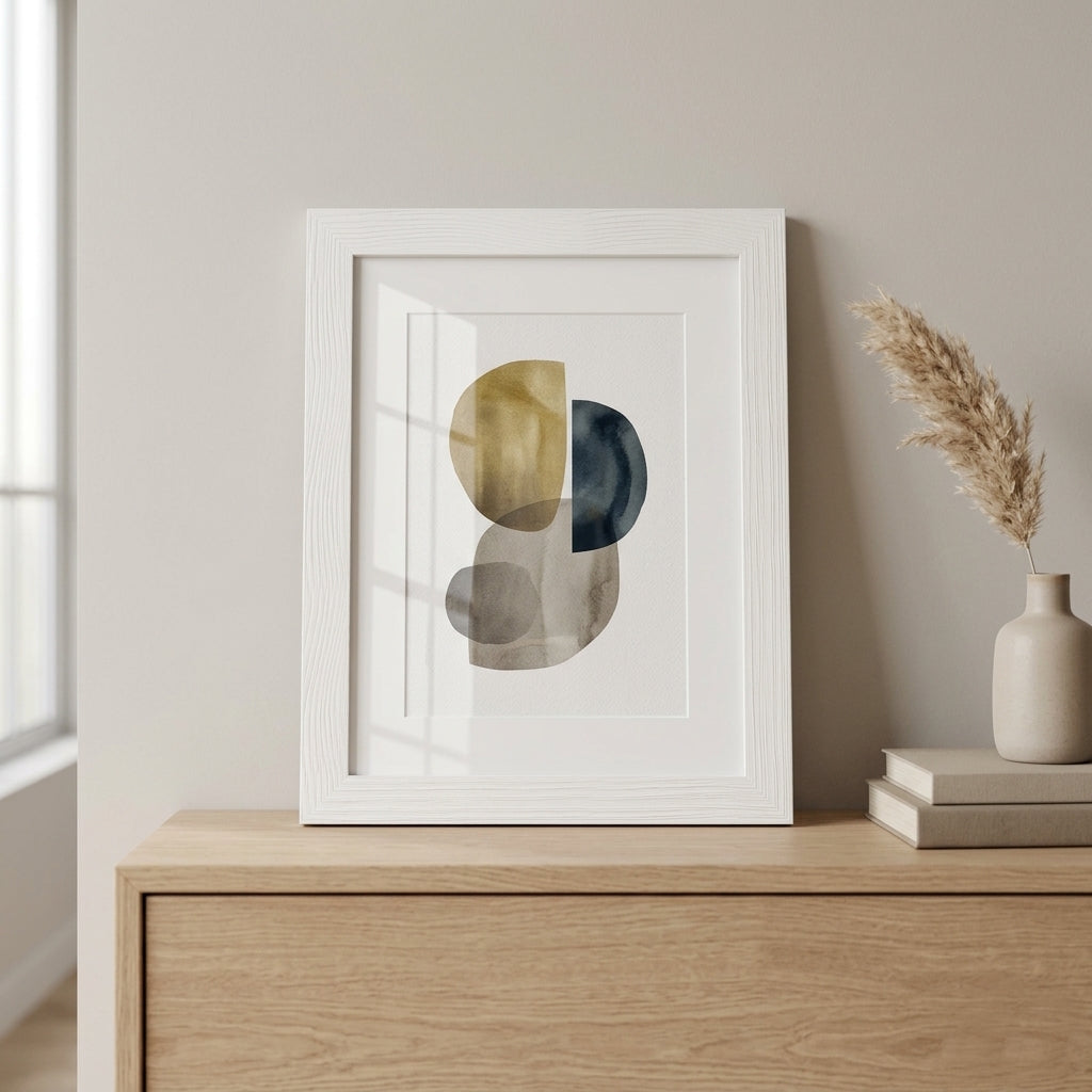 Moderner Bilderrahmen aus Holz mit Maserung auf einer hellen Kommode stehend, mit weißem Passepartout und abstraktem Kunstprint in minimalistischem Interieur.