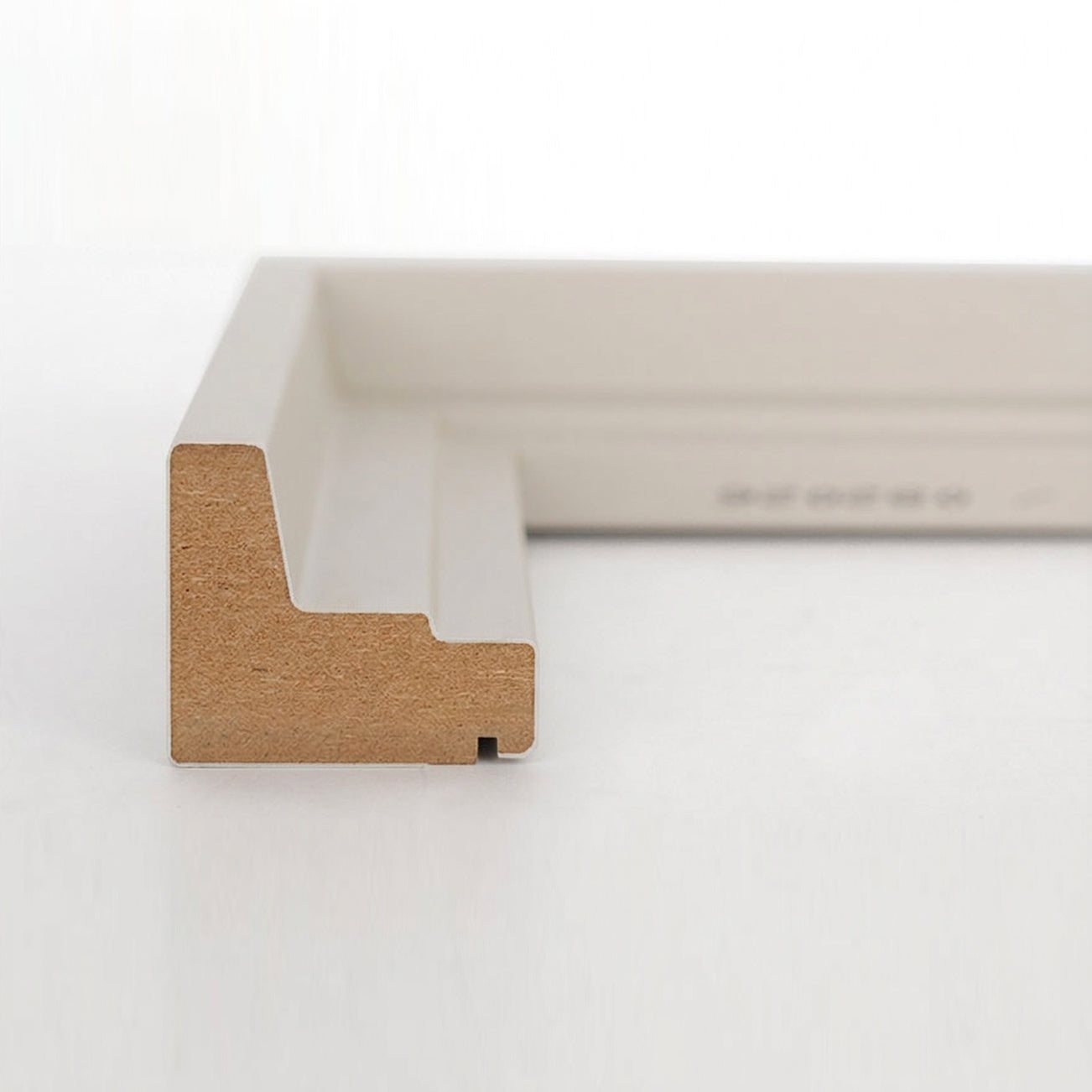 Profil-Querschnitt einer sandbeigen Schattenfugenrahmen-Leiste aus MDF für Leinwandbilder.