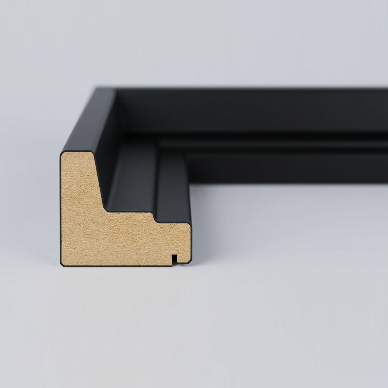 Profil-Querschnitt einer schwarzen Schattenfugenrahmen-Leiste aus MDF für Leinwandbilder.