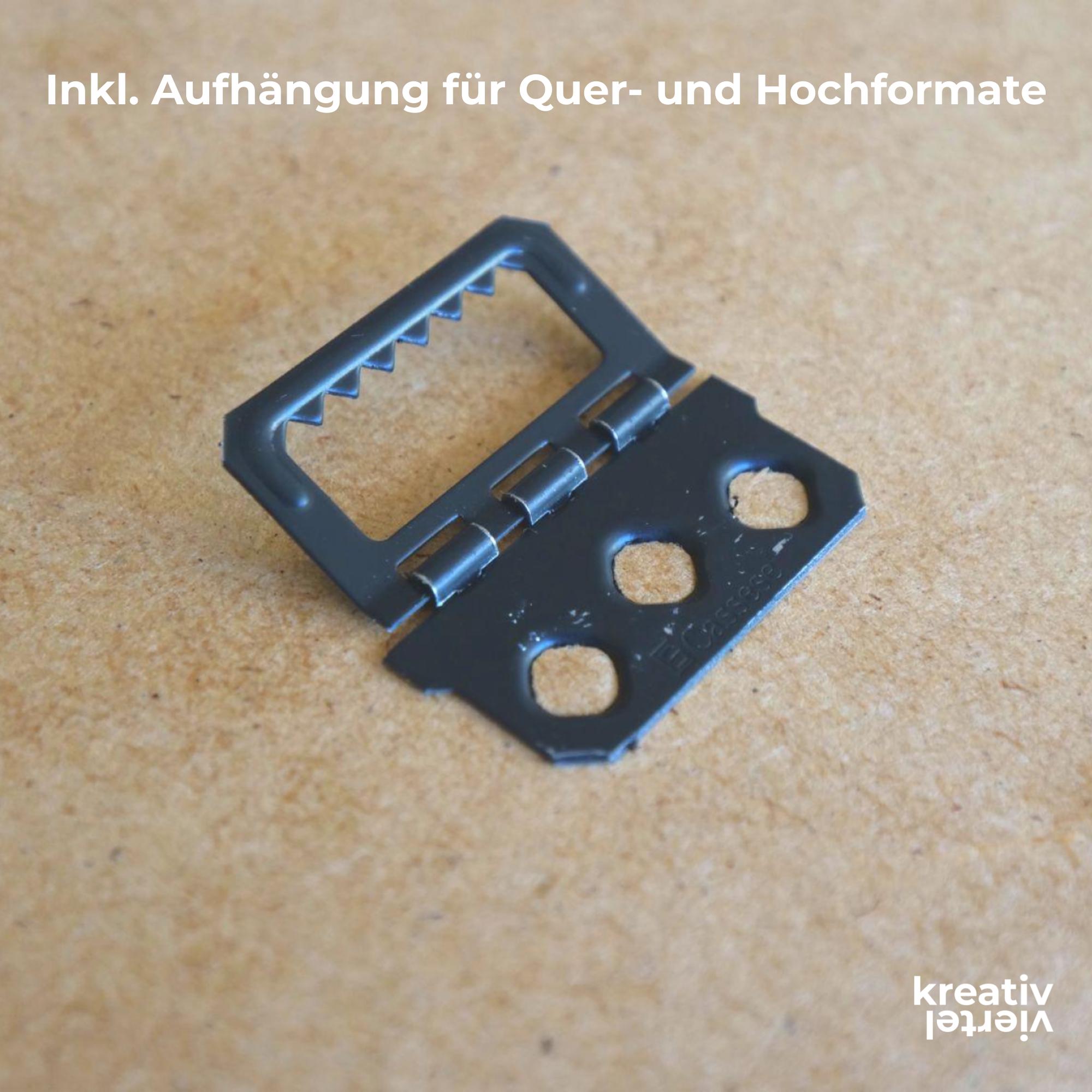 Der Scharnieraufhänger des Bilderrahmens ermöglich das hochkant wie quer Aufhängen