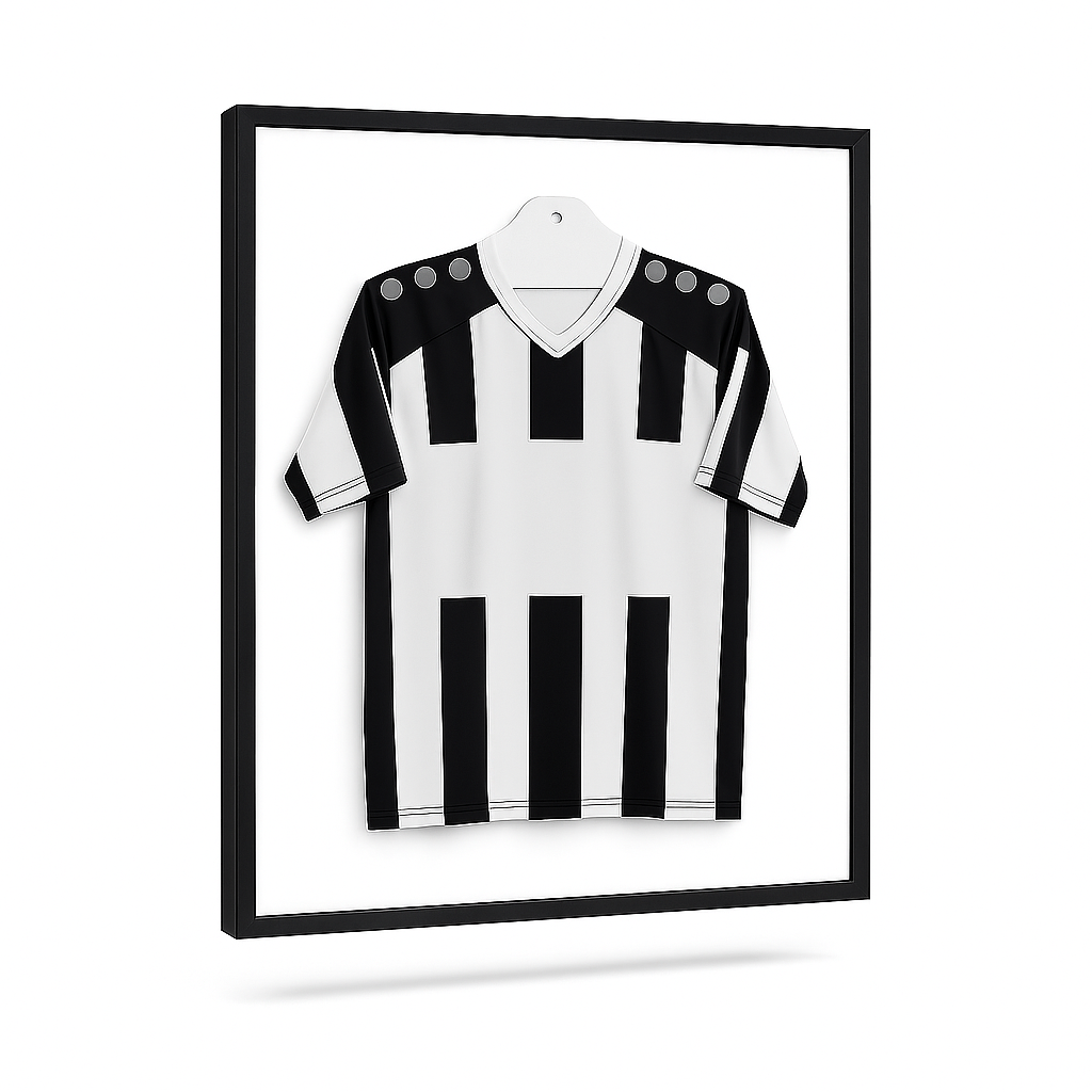 Schwarzer Bilderrahmen mit eingerahmtem schwarz-weißem Trikot in moderner Präsentation