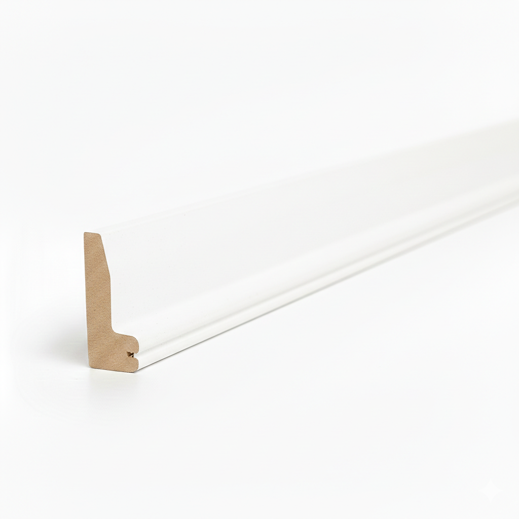 Schattenfugenrahmen-Profil aus MDF mit Weiß matt-Dekorfolie, 45-Grad-Gehrungsschnitt mit sichtbarem Holzkern, fotorealistische Studioaufnahme auf weißem Hintergrund.