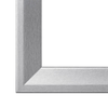 Gehrung eines Bilderrahmens in geschliffener Aluminium Optik mit abgeschrägtem, modernen Profil