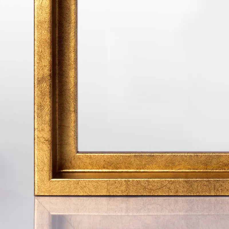 Nahaufnahme eines Blattgold  Dekor Bilderrahmen-Profils mit edler Matt-Optik und präziser Gehrung.