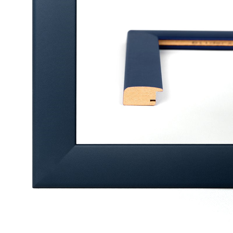 Gehrung eines Bilderrahmens im Pastell Farbton Dunkelblau mit rundem, modernen Profil