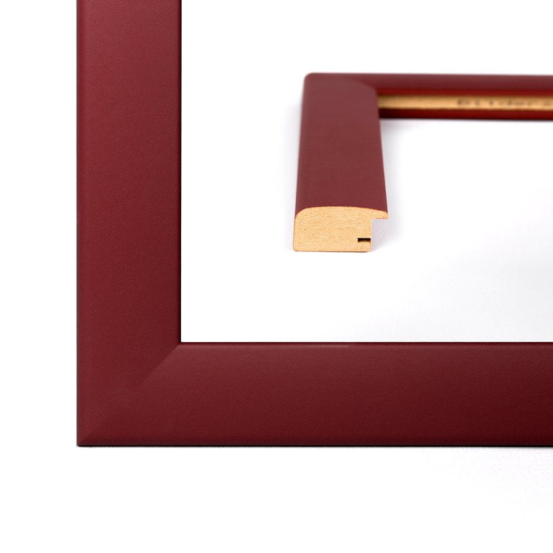 Gehrung eines Bilderrahmens im Pastell Farbton Dunkelrot mit rundem, modernen Profil